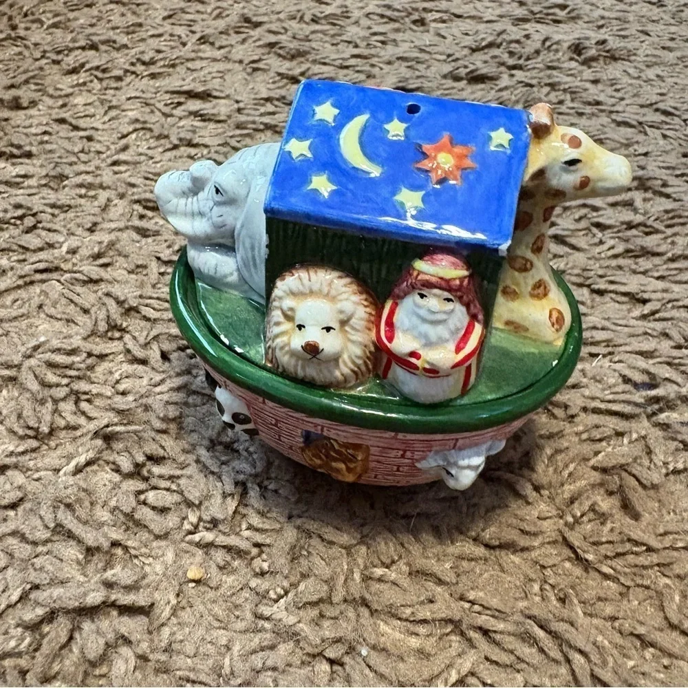 Noah’s Ark 2 piece salt and pepper shaker set Ceramic Giraffe Vintage